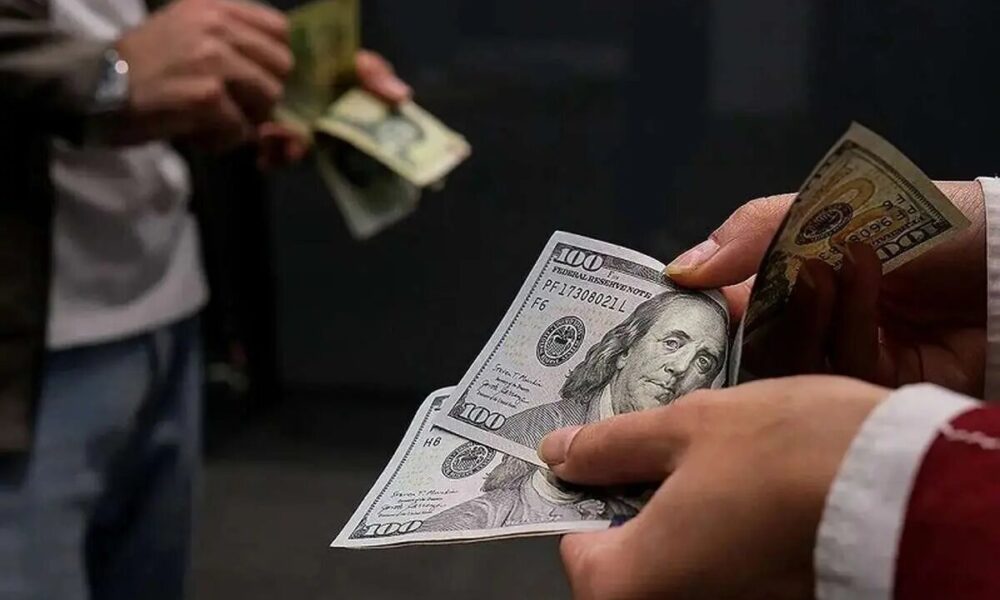 ماجرای عجیب فروش دلار به نرخ ۱۲۷ هزار تومان!